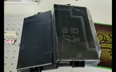 國內(nèi)知名貼膜機廠家，電池蓋自動貼膜機助力塑膠件生產(chǎn)品質(zhì)升級